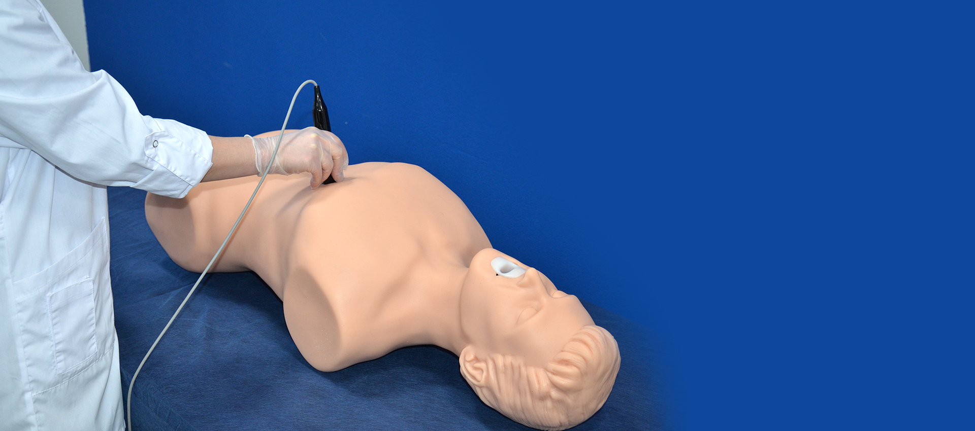 SonoVision多功能聽診模擬器是一款實用技能培訓(xùn)虛擬模擬器，是在單一平臺上為掌握超聲基本技能，了解和識別人體內(nèi)臟各種疾病和病理而開發(fā)的培訓(xùn)模擬器