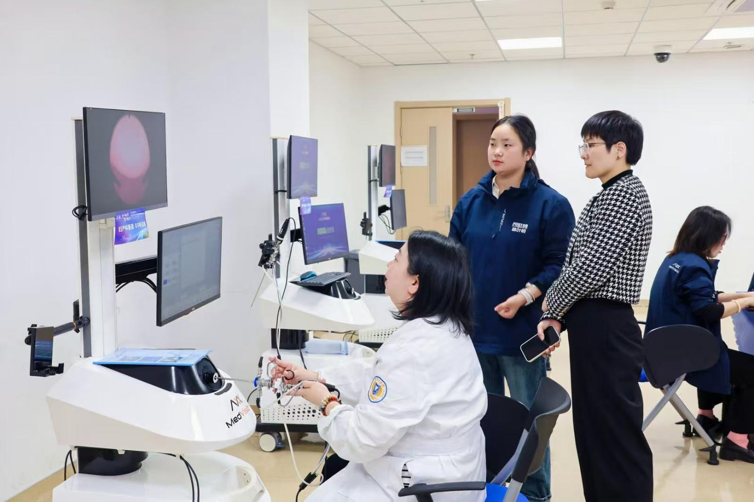 巔峰對(duì)決！首屆 “磐石杯”青年醫(yī)師腔鏡技能大賽圓滿(mǎn)收官 普葉頓醫(yī)葉醫(yī)學(xué)助力婦產(chǎn)科賽道閃耀全場(chǎng)